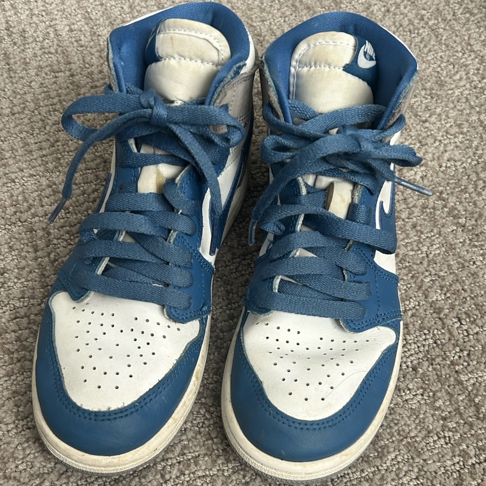 Boys Nike Air Jordan 1 Mid. Size 2.5. Very gently used.